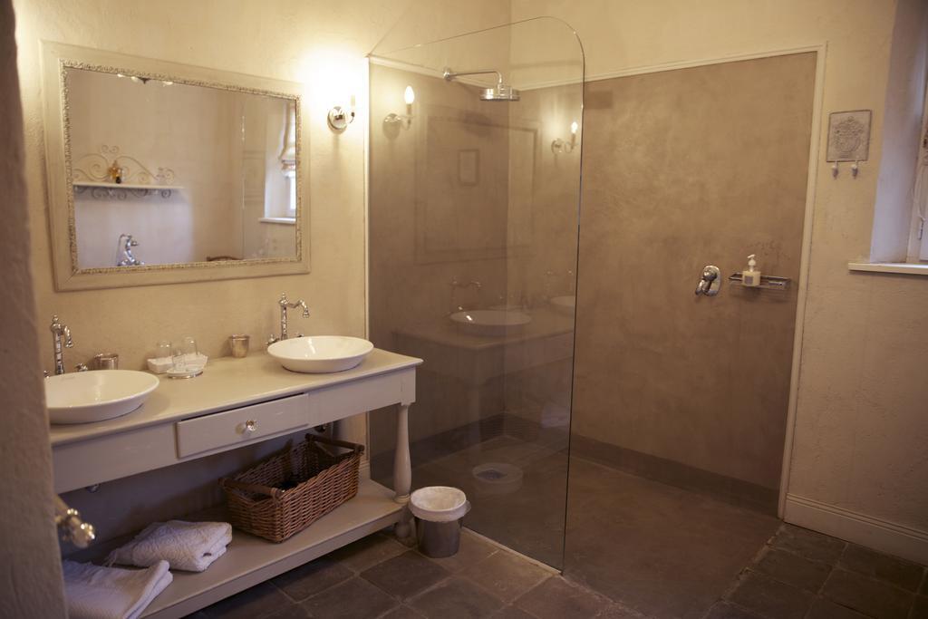 Les Volets Bleus Bed & Breakfast Арконг Стая снимка